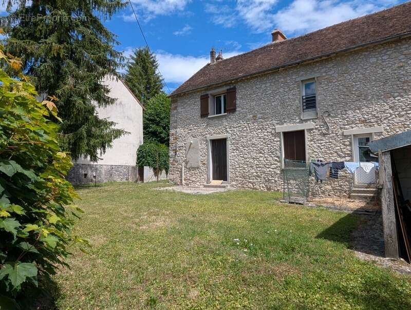 Ensemble immobilier de 2 maisons accolées sur plus de 900 m² à Provins même - photo 2