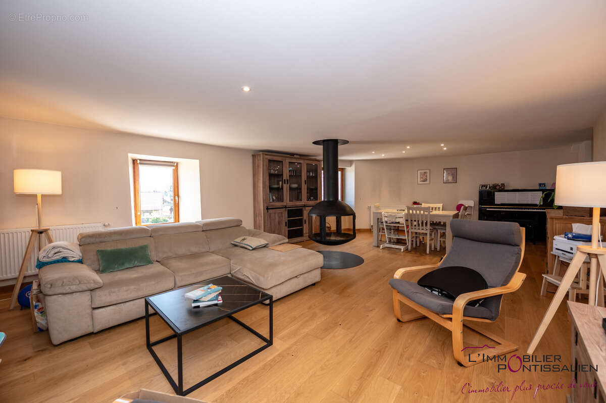 Appartement T6 d'exception à ROCHEJEAN  Standing, volumes et confort. - photo 2