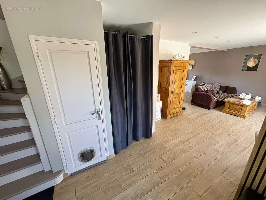 Maison à Saint-Sauveur-sur-École, 168m2, 5 chambres, terrain de 1260m2 constructible, sous-sol total - photo 5
