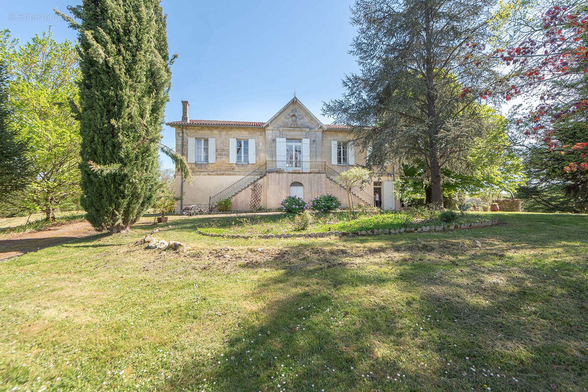 Ancien chateau viticole - potentiel 585 m2 surface habitable - 7 hectares - photo 30