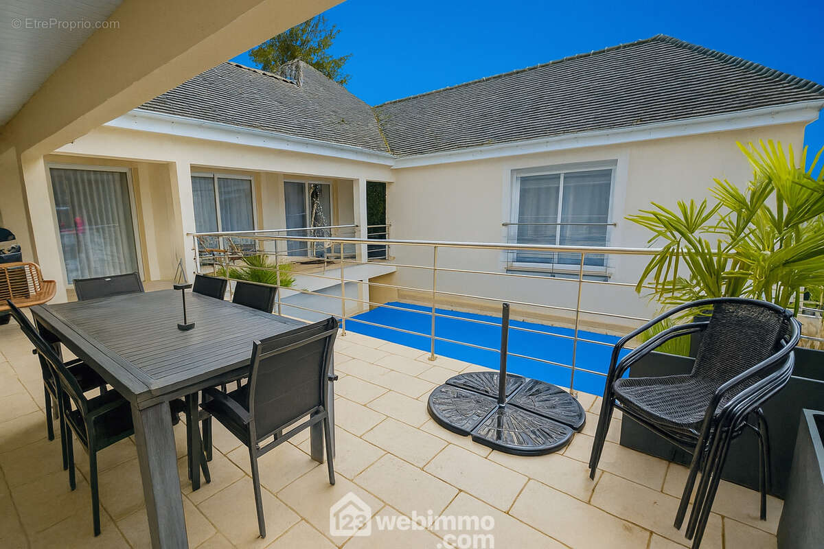 Une maison en U avec une piscine au centre et ses terrasses. - Maison à LA CHAPELLE-LA-REINE