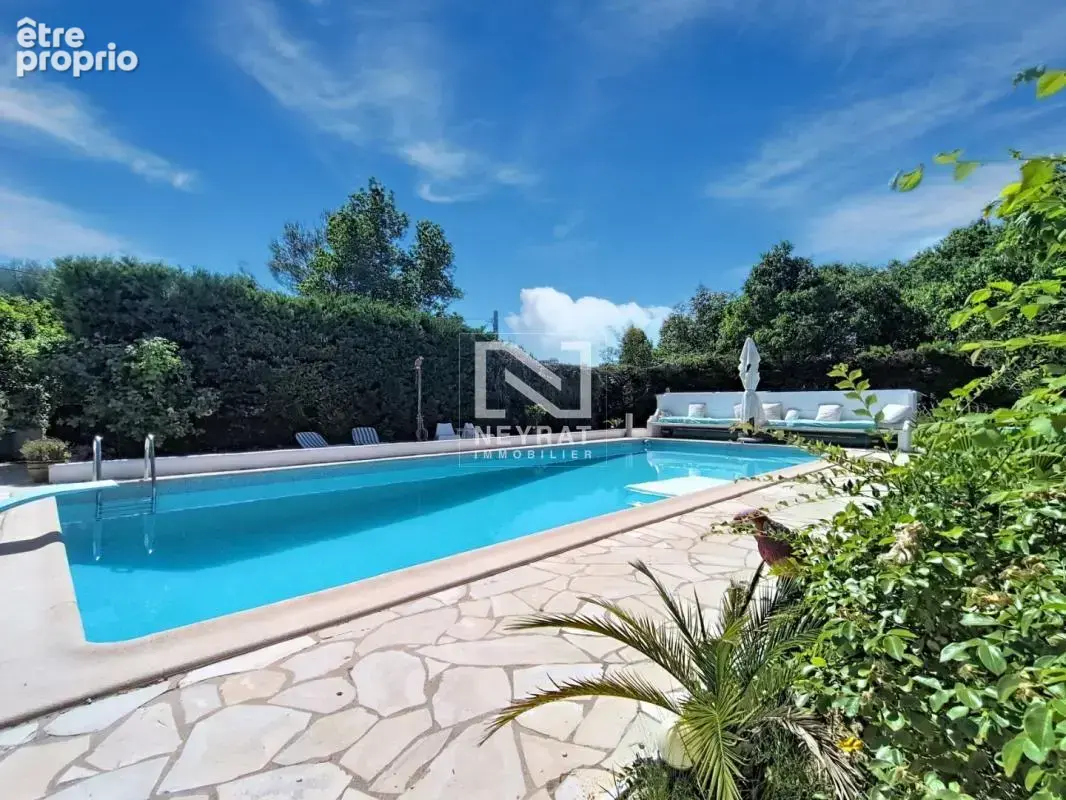 Bagnols en foret: 3 chambres , double garage, piscine, grand terrain - photo 1