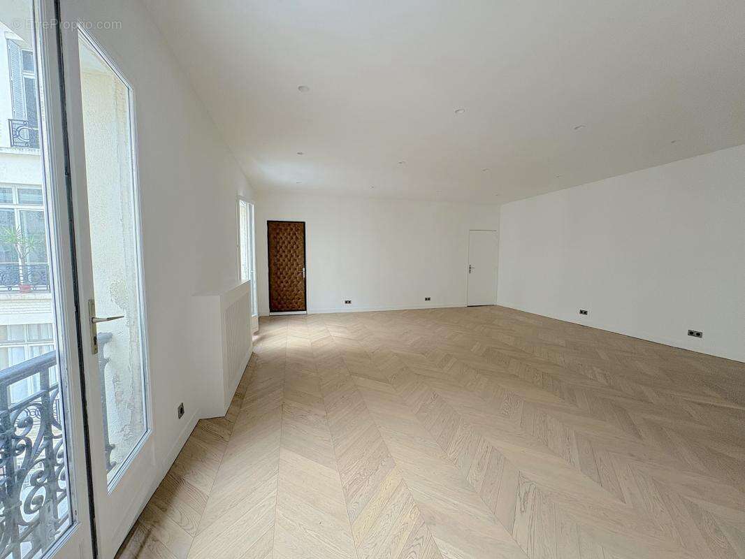 Appartement à PARIS-8E