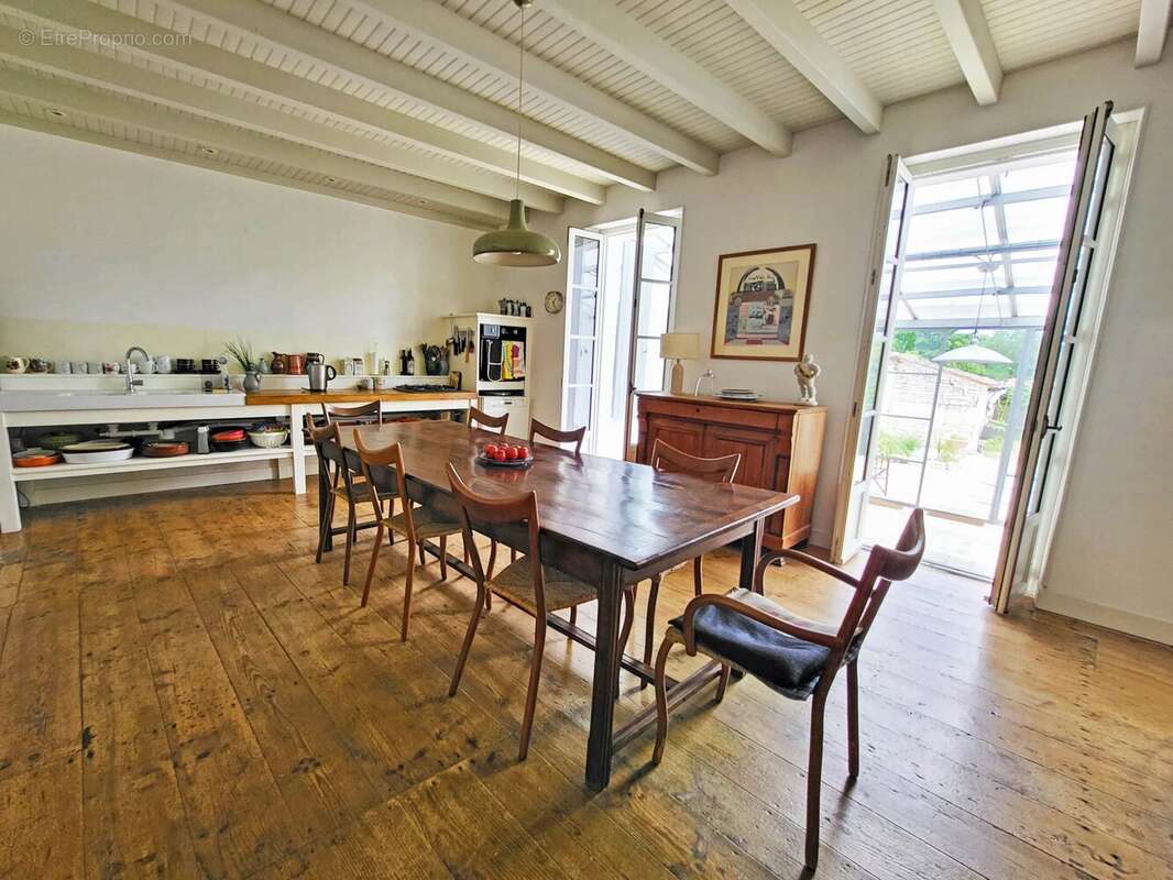 Maison à NEUVICQ-LE-CHATEAU