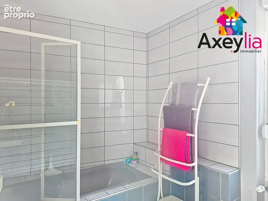 A vendre - proche centre charlieu - maison avec terrain - photo 10