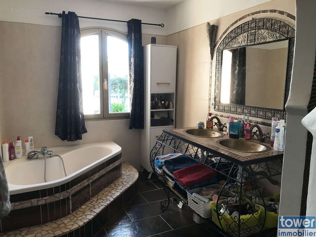 A 10 mm d'Agen centre, pavillon de plain-pied de 120m2 avec piscine, terrasse 75m2,  terrain clos de 6390m2 - photo 13