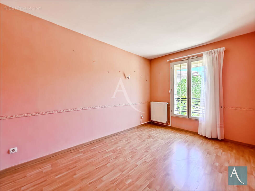 Maison de plain-pied à vendre à Breuillet , 3 chambres , jardin , au calme - photo 5