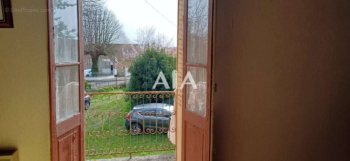 Maison à LES ADJOTS