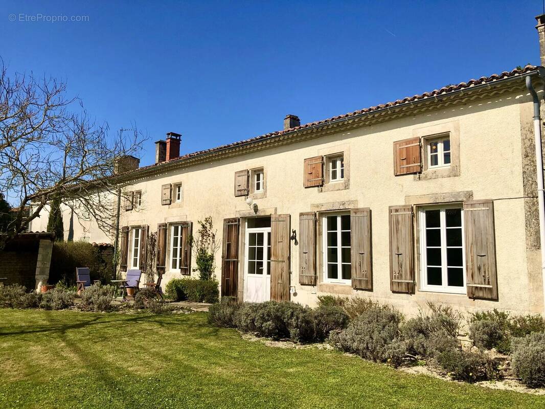 Maison à SAINT-PIERRE-DE-JUILLERS