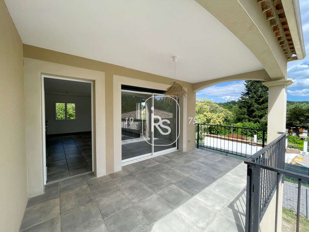 Une lumineuse villa de plain-pied récente de 80 m2 avec 559 m2 de jardin avec 3 chambres. - photo 2