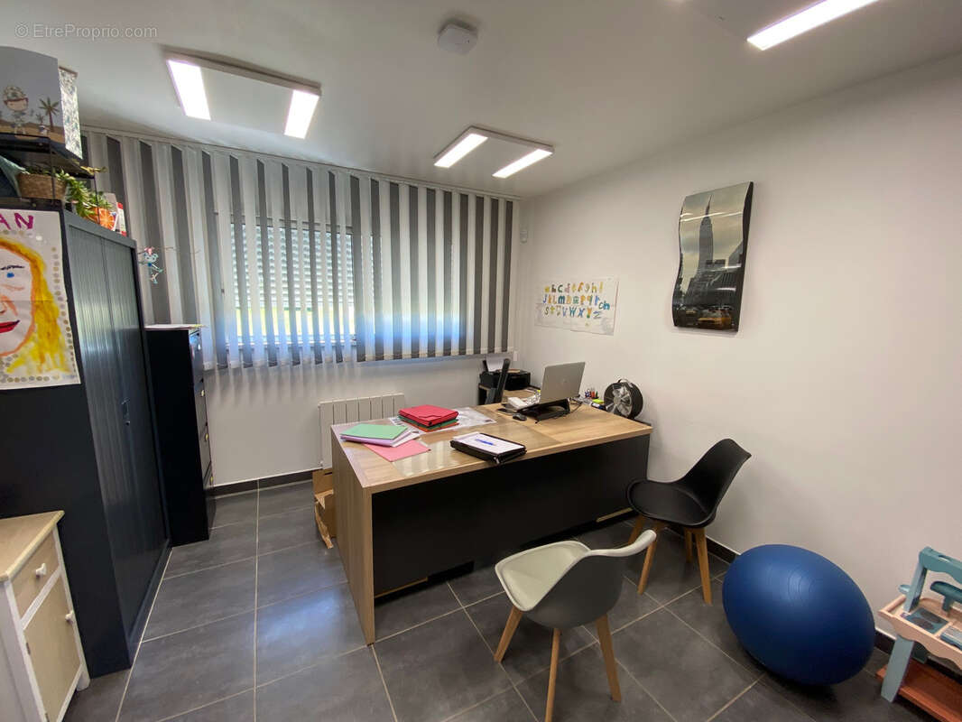 Locaux en zone d'activites - photo 4
