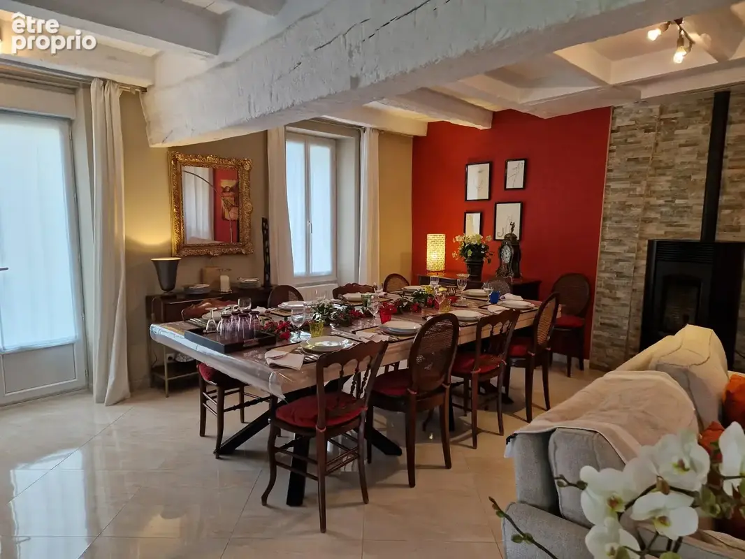 Maison de bourg rénovée de 204 m2 avec 5 chambres, 3 suites parentales, jardin clos et dépendances - photo 3