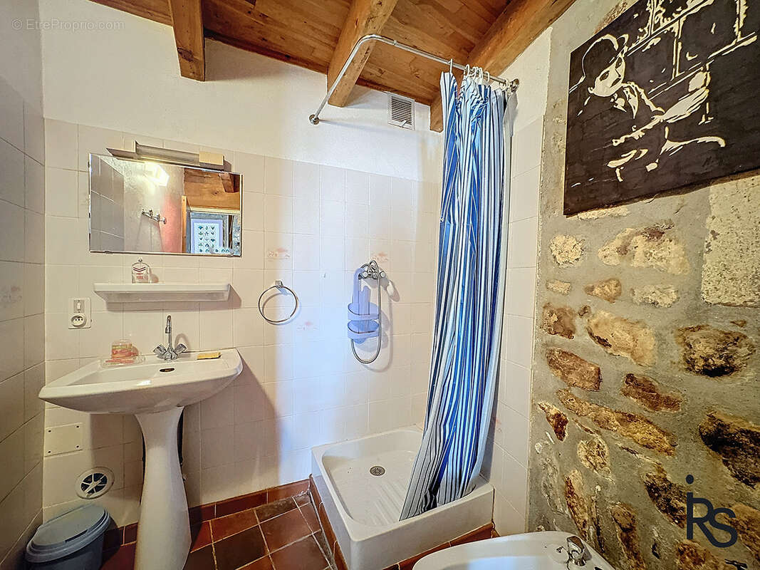 Dans un hameau typique, un ensemble immobilier de 3 maisons avec 8300 m2 de terrain et une vue splendide. - photo 29