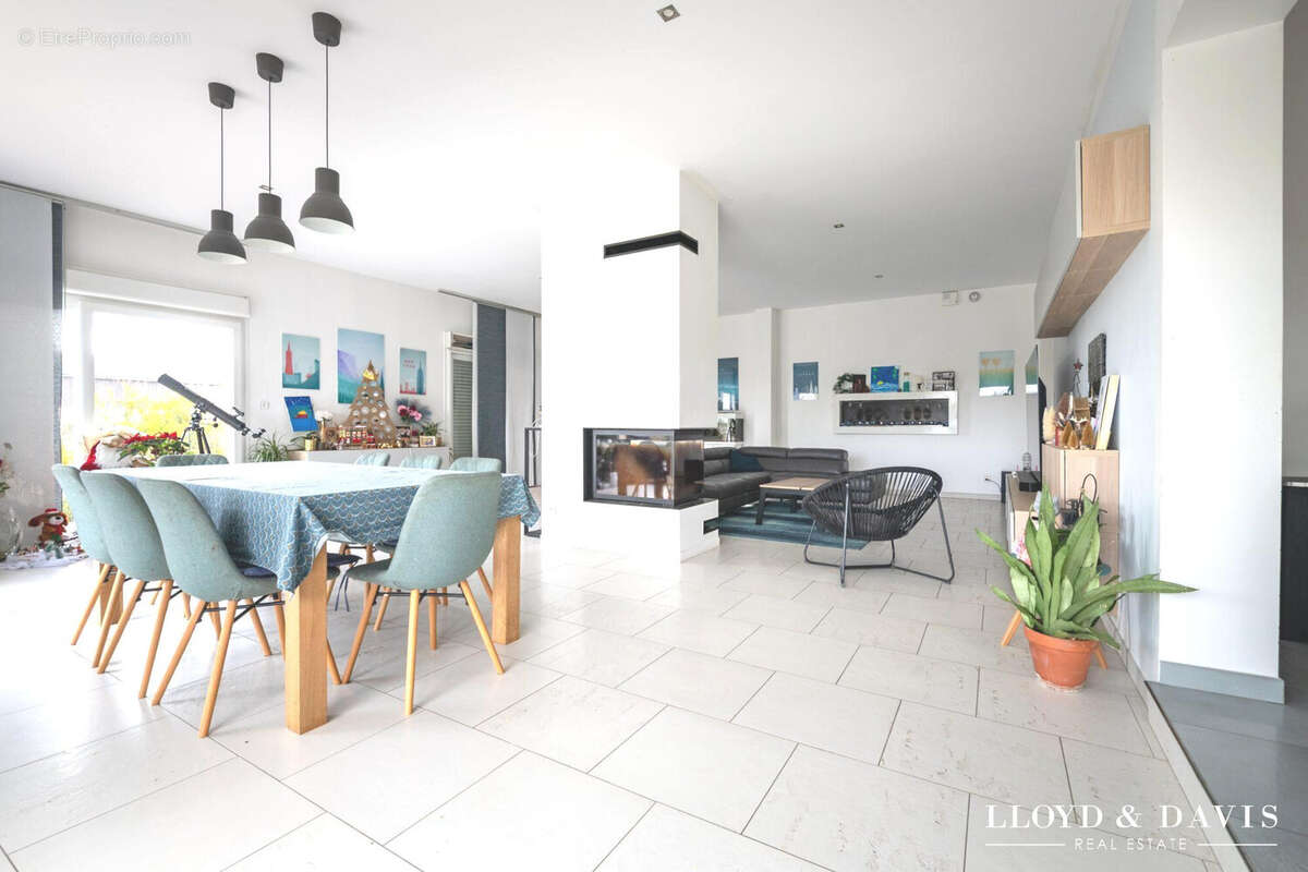 Séjour lumineux  espace de vie chaleureux et contemporain - Maison à SAULX-LES-CHARTREUX