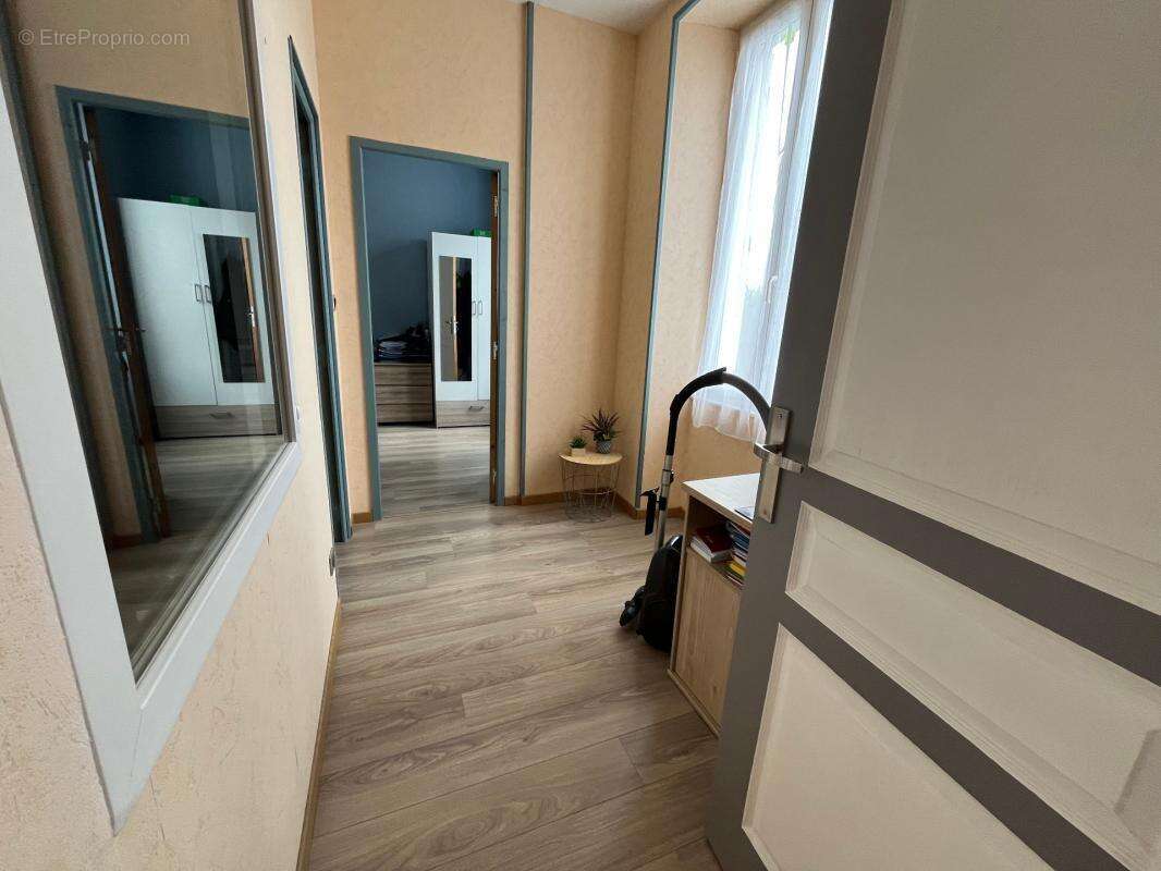 Lucon quartier marche couvert et piscine maison de caractere bourree de charme avec annexes et patio - photo 21