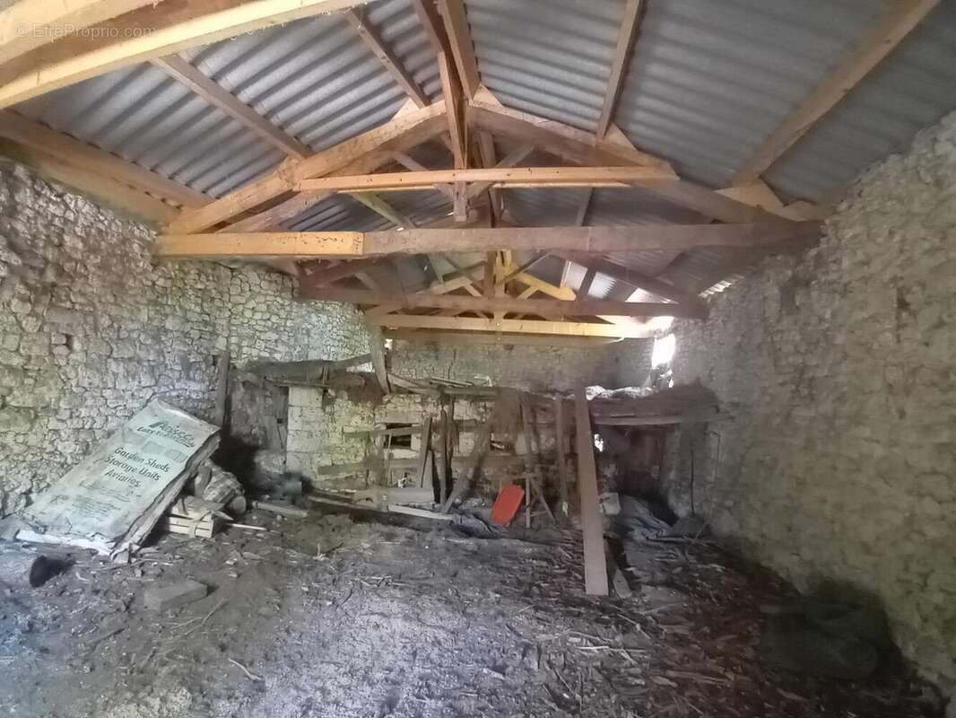 Interieur de la 1 er  grange 