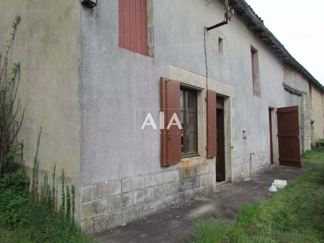 Maison à LES ADJOTS