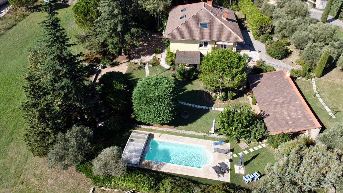 Maison à ENTRAIGUES-SUR-LA-SORGUE