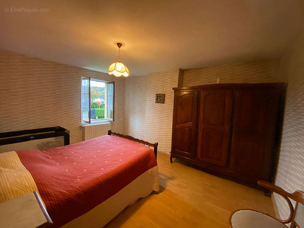 Maison à SAINT-MARTIN-DE-BIENFAITE-LA-CRESSONNIERE