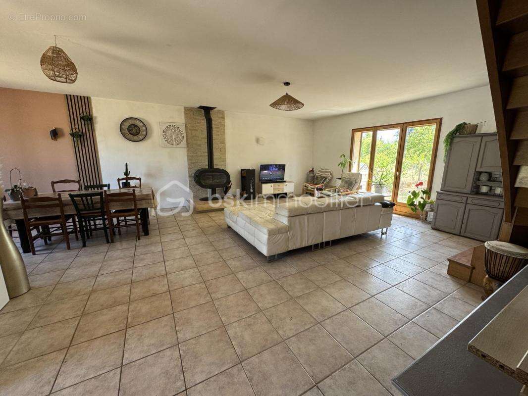 Maison familiale de 162m²- terrain de 1829m² - photo 2