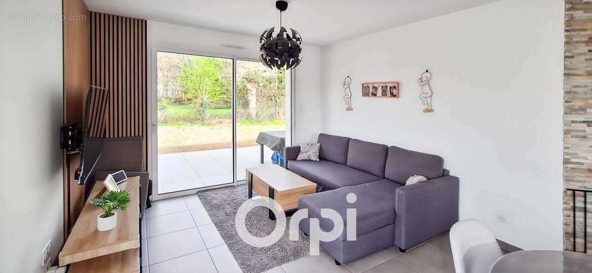 Maison à LA CHAIZE-LE-VICOMTE