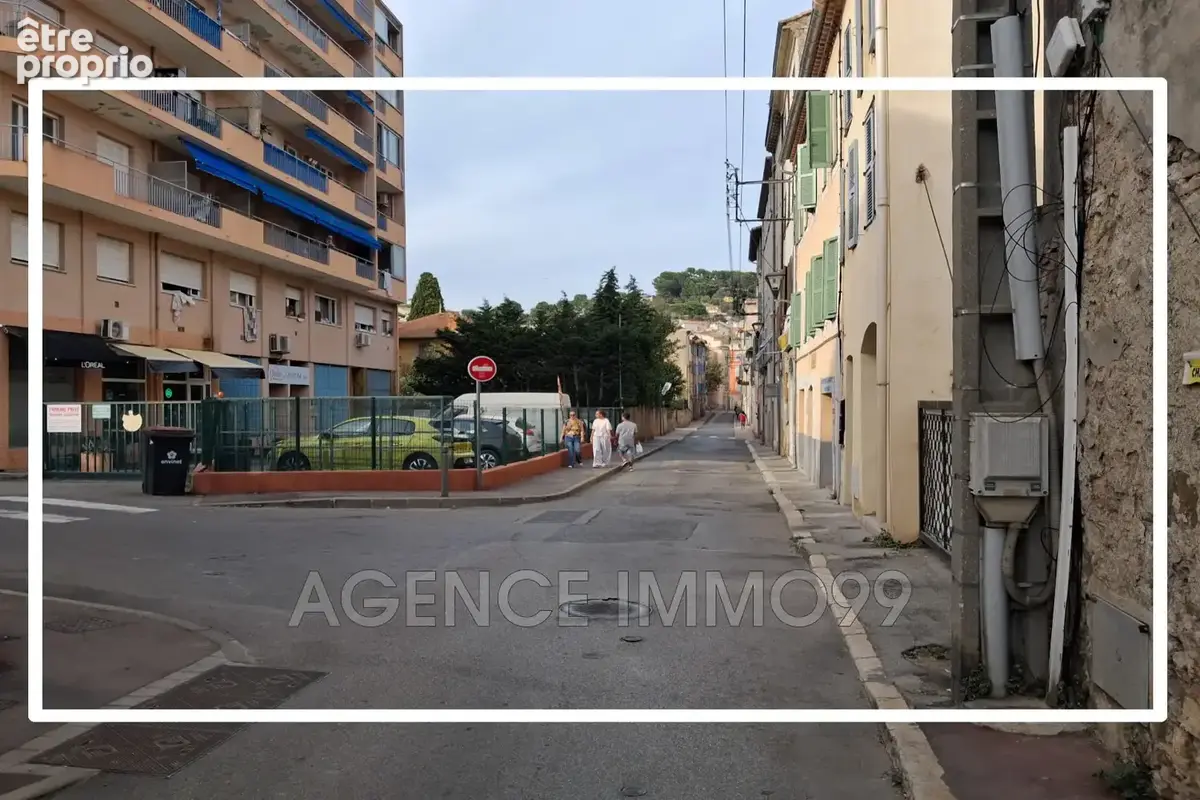 Parking à VALLAURIS