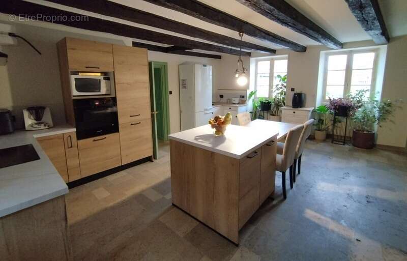 Chazelles, proche La Rochefoucauld. Maison de caractère de 223 m², 5 chambres, cour et grange - photo 7