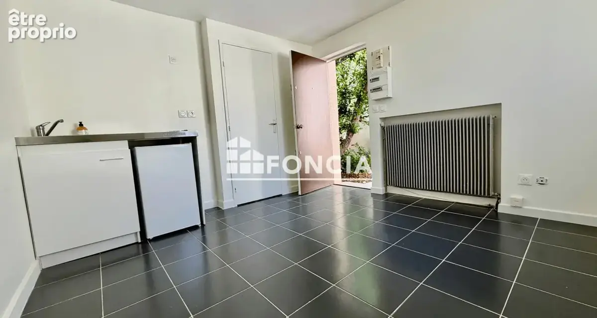 Joli studio entièrement refait à neuf – Calme, lumineux et avec espace extérieur - photo 4