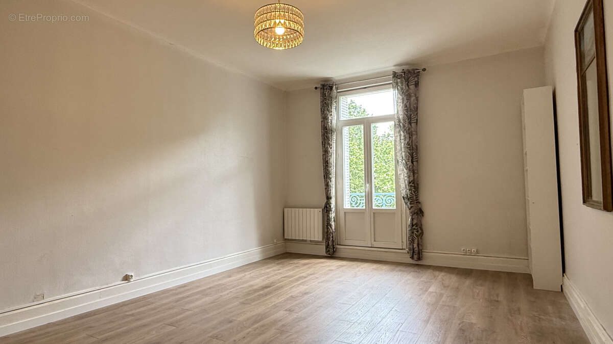 Appartement T3 face au parc des Sources avec balcon et ascenseur - photo 7