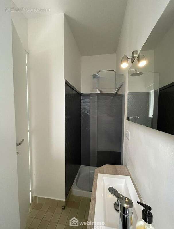 Une salle d?eau moderne et facile d?entretien. - Appartement à GRIMAUD