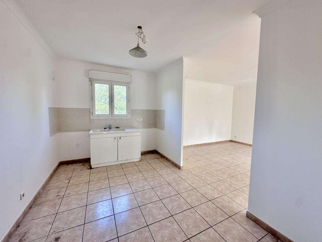 Maison à SAINT-JULIEN-LES-ROSIERS