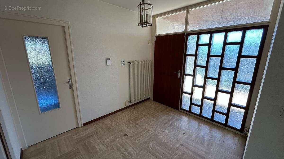 Vaste entrée - Maison à REIGNIER