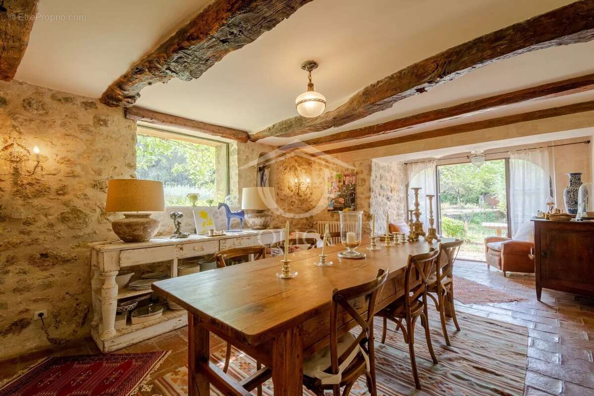 Mougins - Propriété comprenant deux Villas avec Piscine - photo 9
