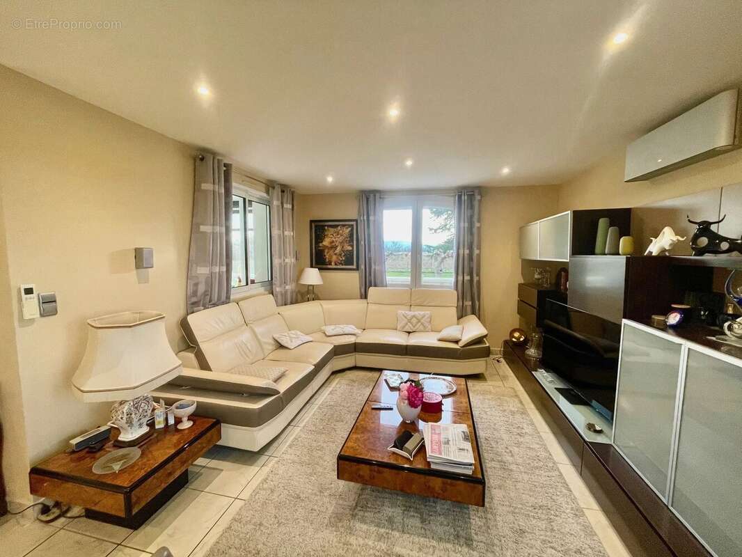 Maison à VILLENEUVE-DU-PAREAGE