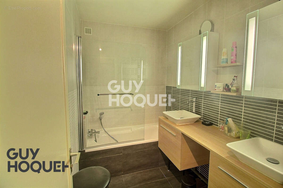 Appartement 5 pièces ? Résidence recherchée avec parking et cave  Découvrez ce bel appartement de 5 pièces, situé au sein d'une  - photo 8