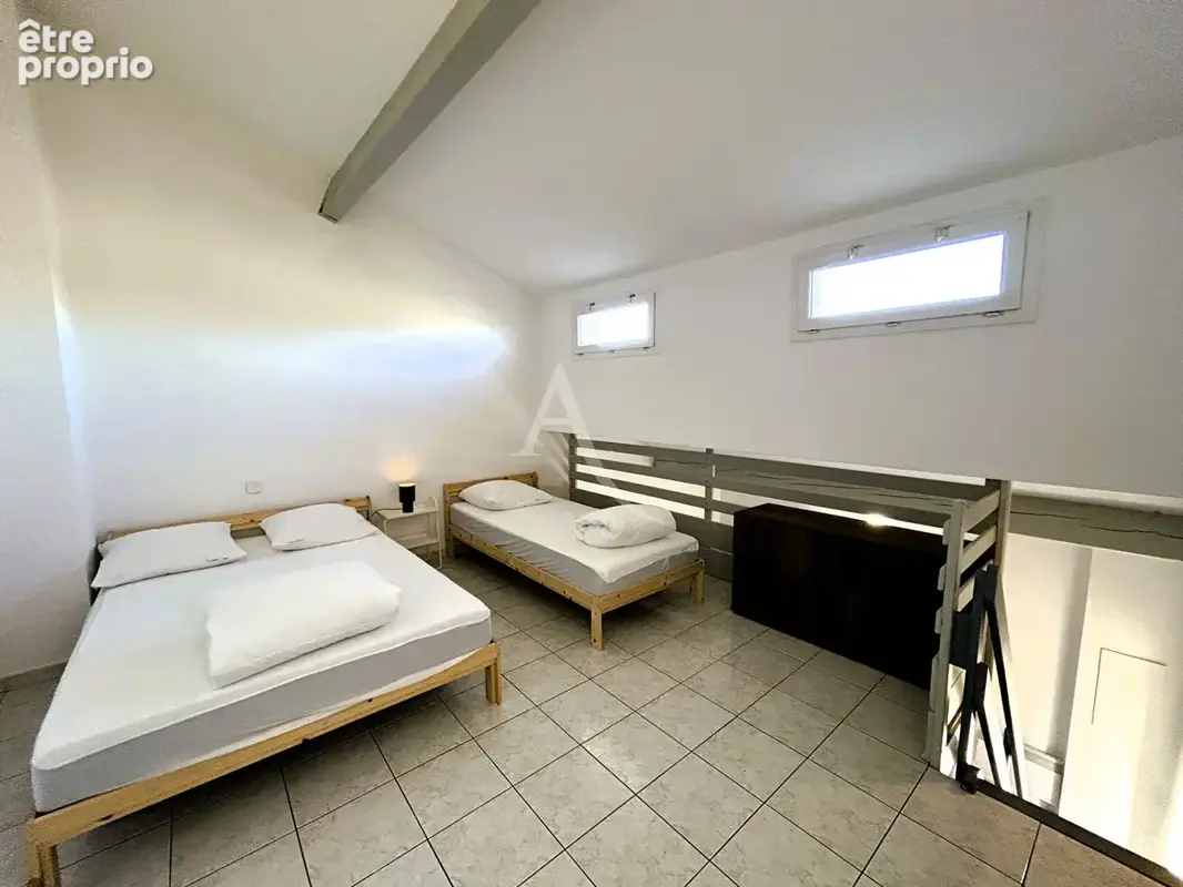 Maison 3 pièces, jardin, patio commun  + place de parking et piscine collective vendue entièrement meublée! - photo 9