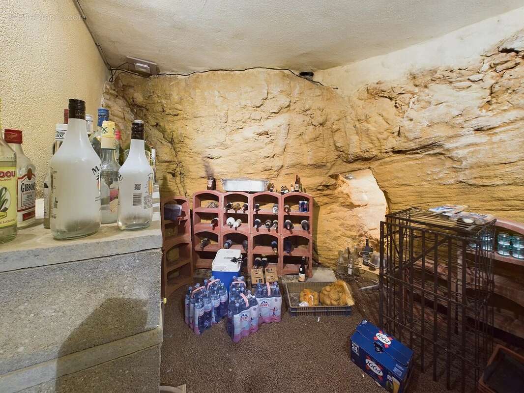 Maison unique construite dans la roche naturelle à La Roque-Gageac, l'un des plus beaux villages de France dans la vallée de la  - photo 9