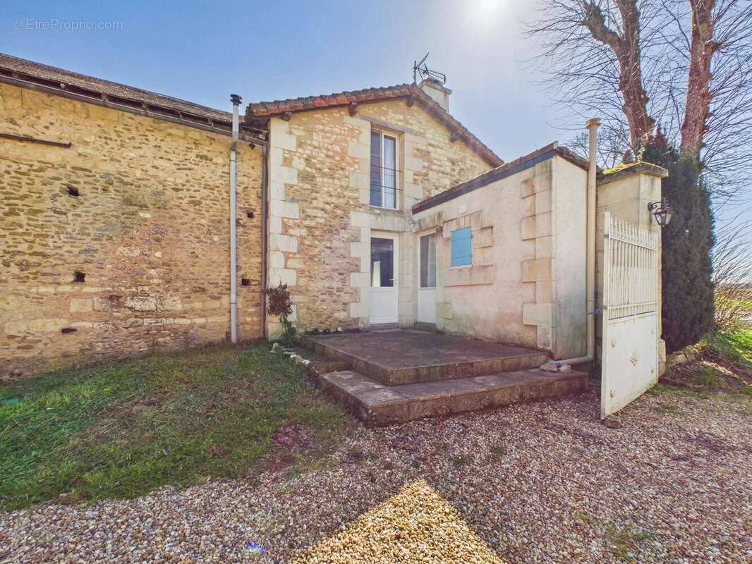 Maison à THURAGEAU