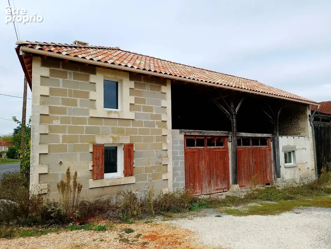 Ensemble immobilier à rénover - Axe JONZAC/MONTENDRE - photo 7