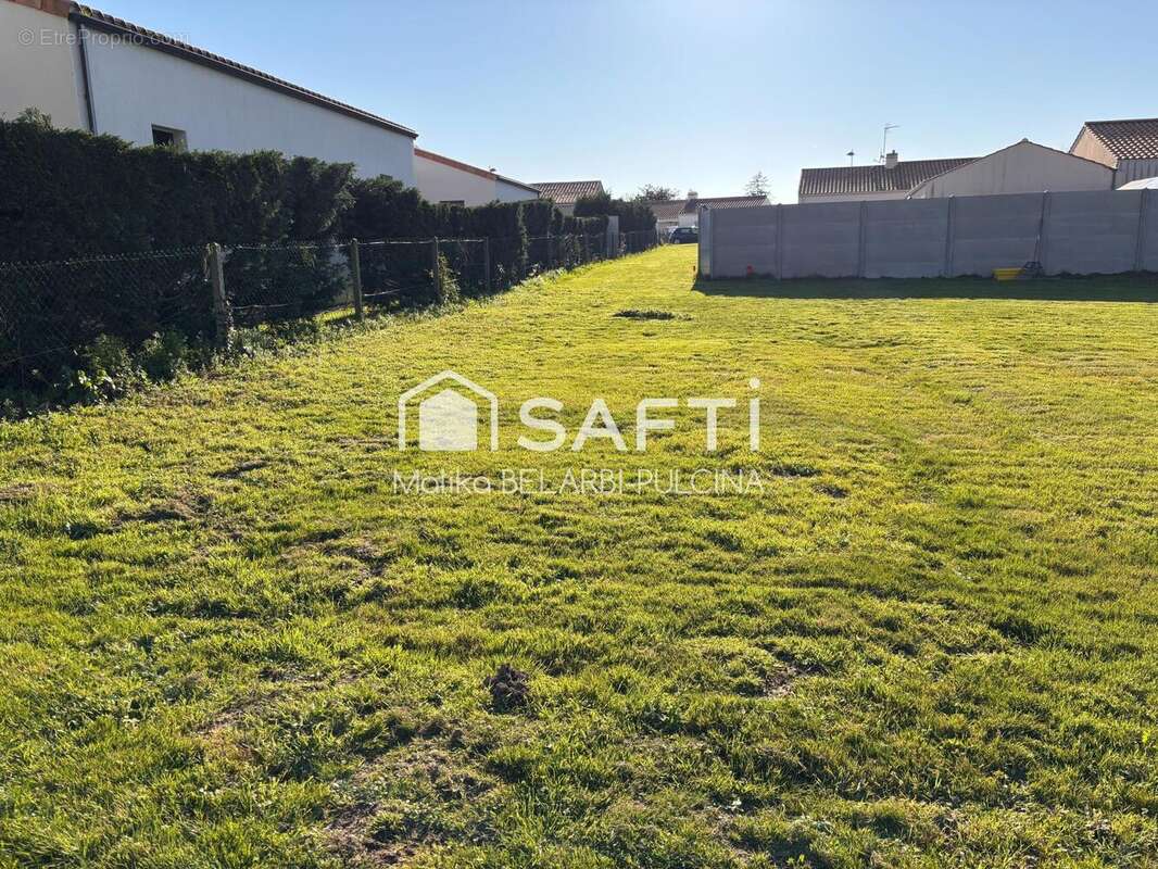 Terrain 708 m² à Saint-Mathurin  - photo 3