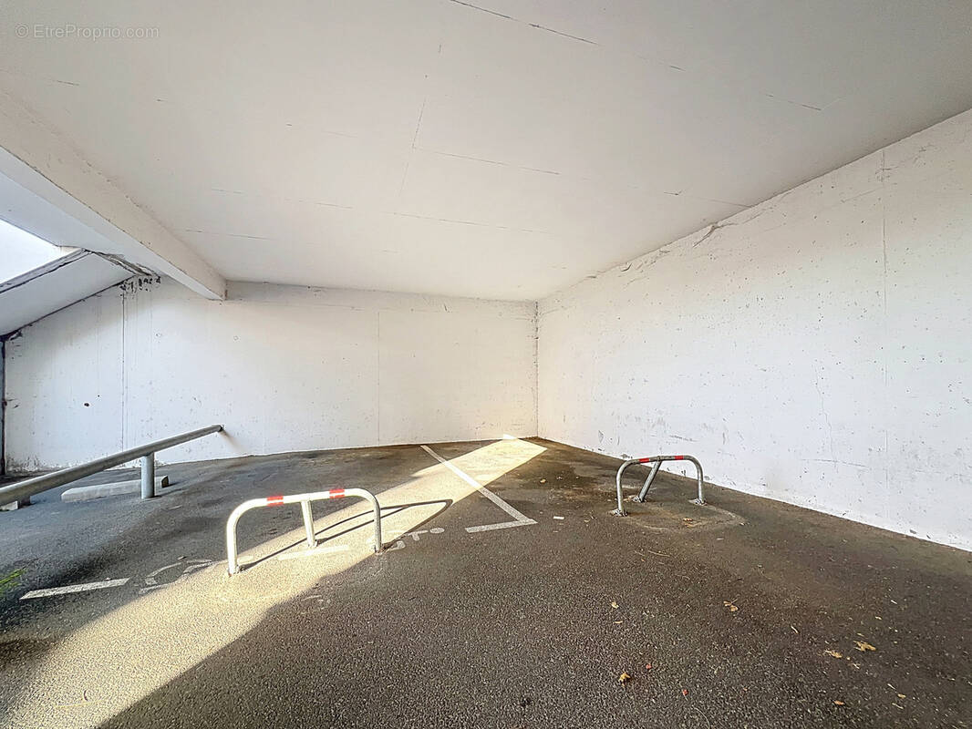 Parking à JASSANS-RIOTTIER