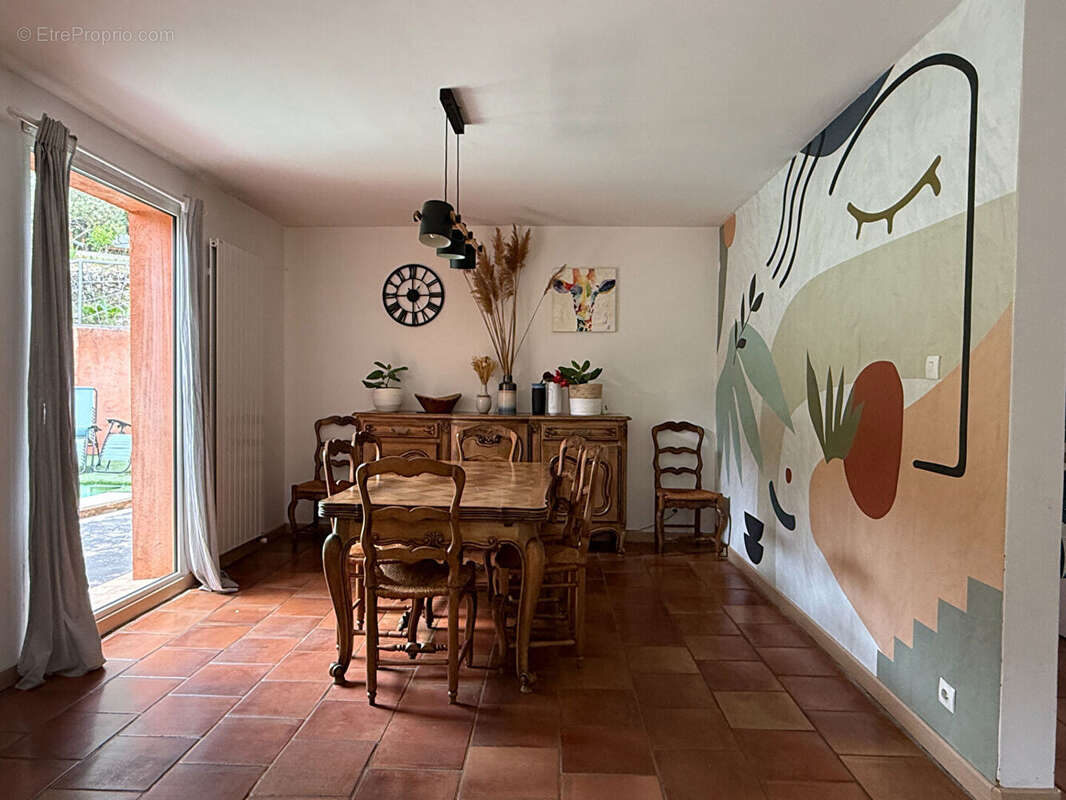 Maison à LA ROQUE-D&#039;ANTHERON