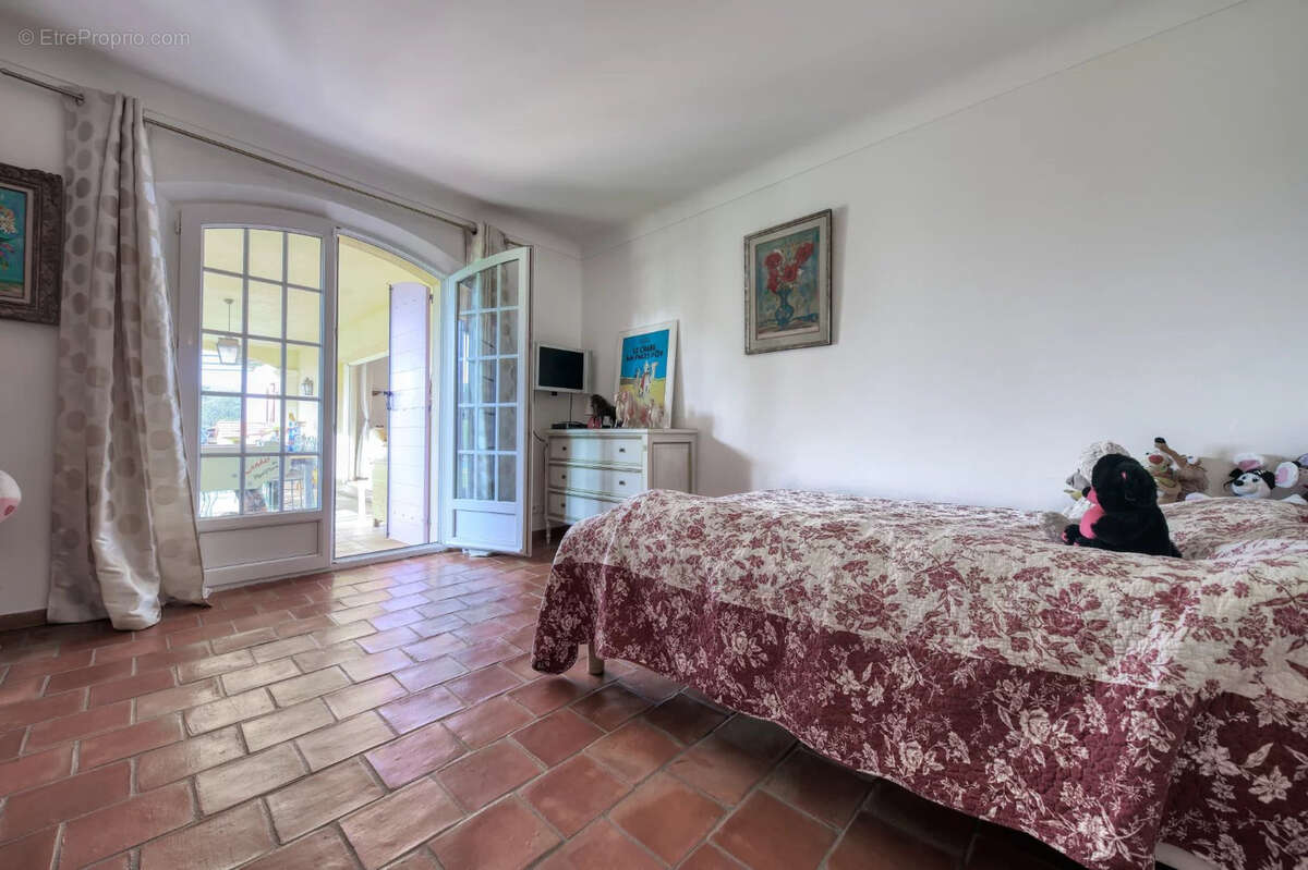 Villa de 200 m2 environ avec grand terrain de 2200 m2 et piscine cogolin - photo 15