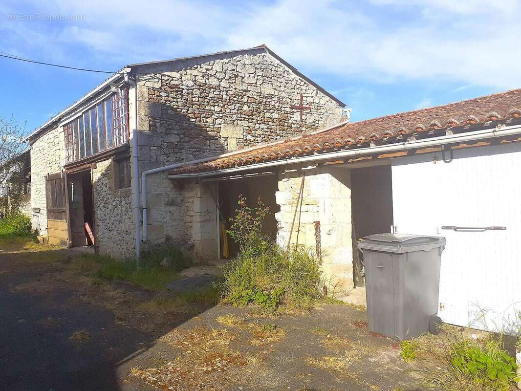   - Maison à SAINT-MARTIN-DE-SANZAY