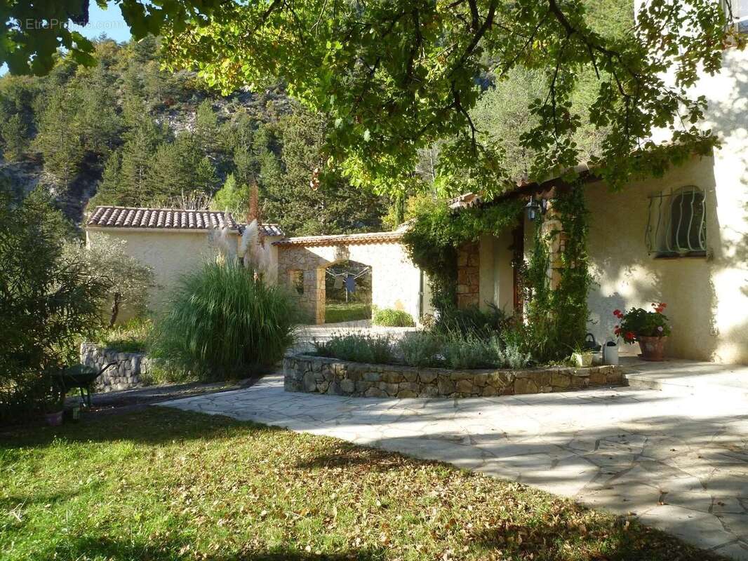 Maison à PUGET-THENIERS