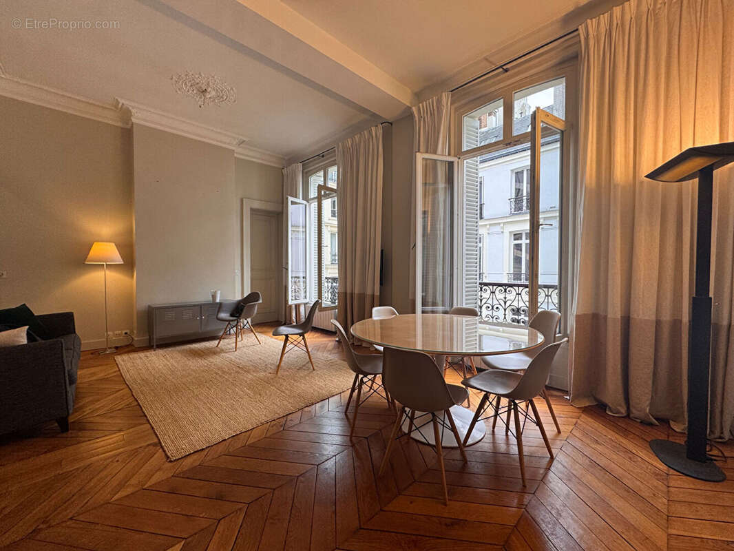 Appartement à PARIS-8E