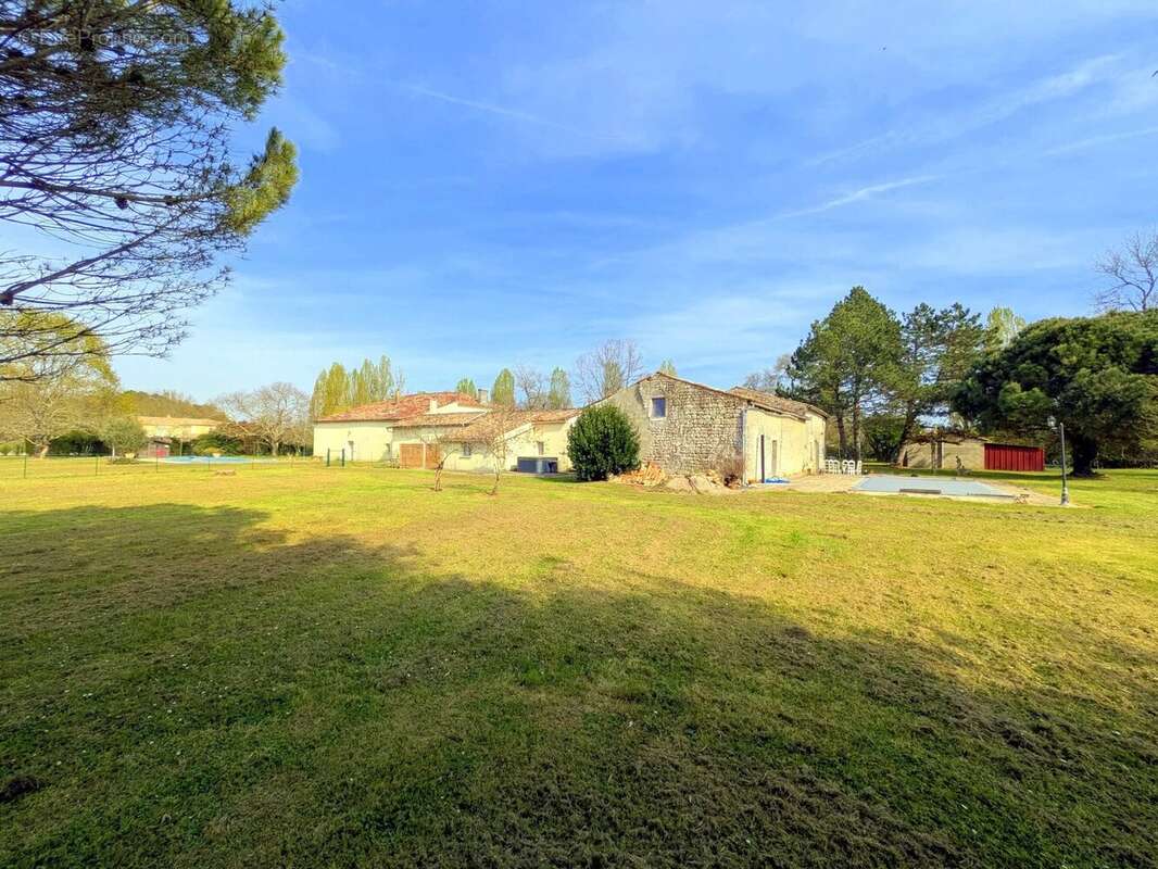 Maison à SAINT-GENIS-DE-SAINTONGE