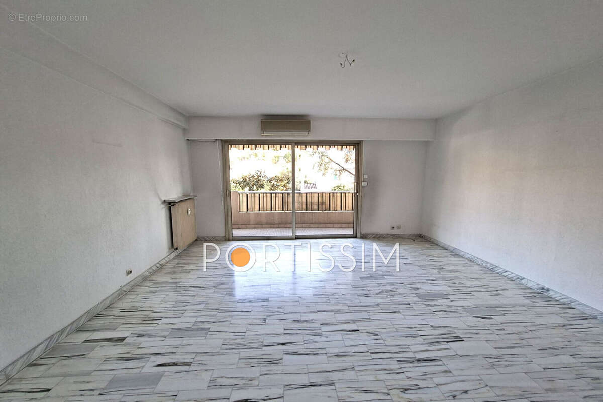 Appartement à SAINT-LAURENT-DU-VAR