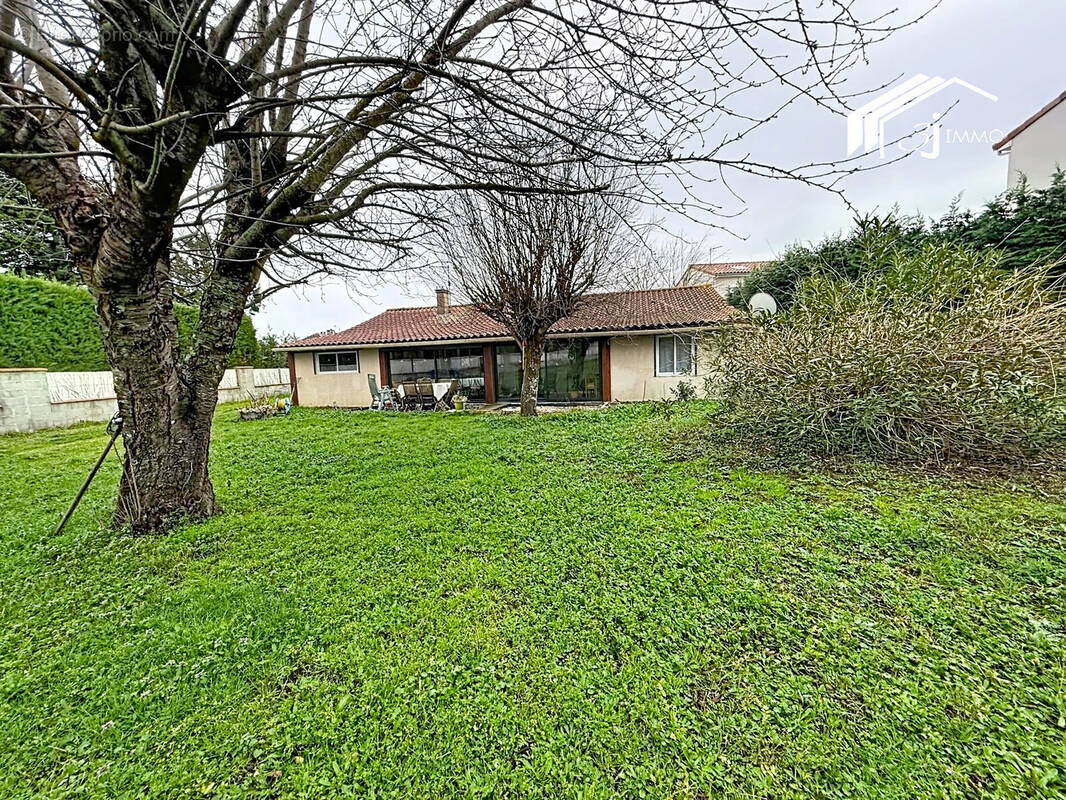 Maison à PINS-JUSTARET