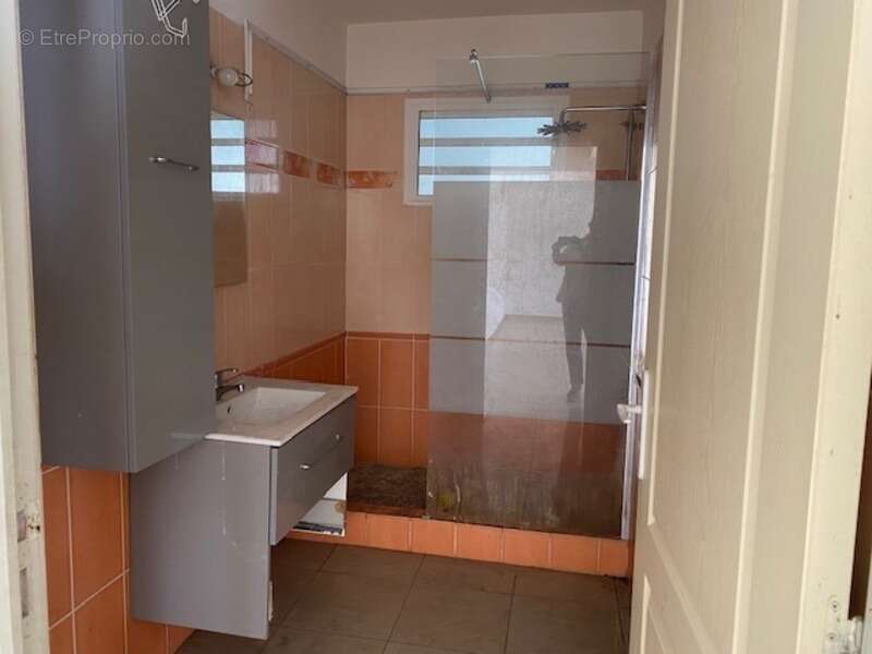 SAINT ANDRE (97440) - Grande maison T5 de surface totale de 200,40 m² (dont dépendance T2 - et Studio), sur terrain de 568 m² - photo 6